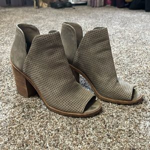 Steve Madden size 8 Tala open toed booties taupe/gray